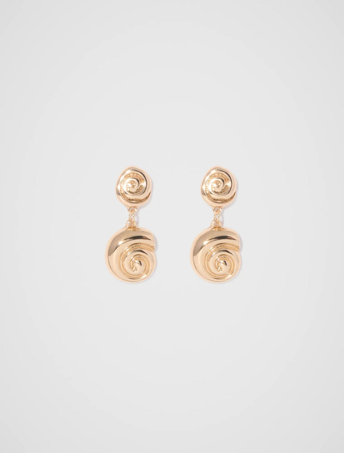 Shelby Curve Shell Earring Gold_mannequin