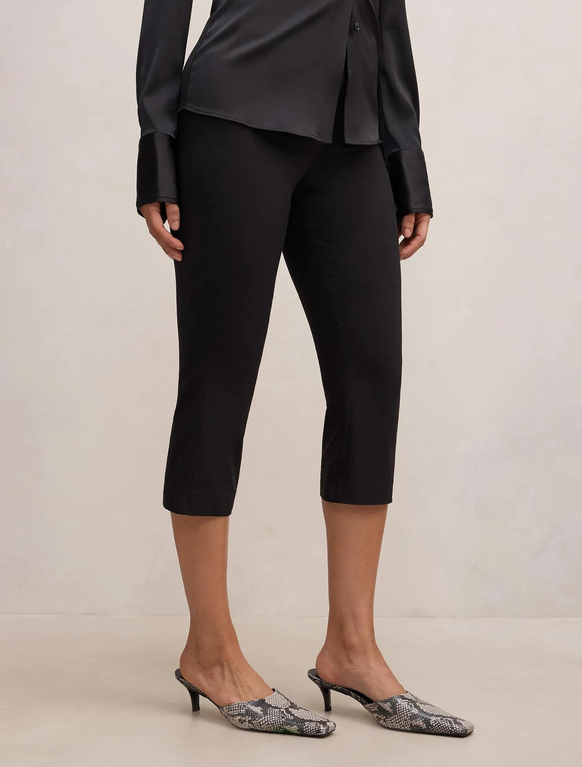 Alexis Flared Hem Capri Black