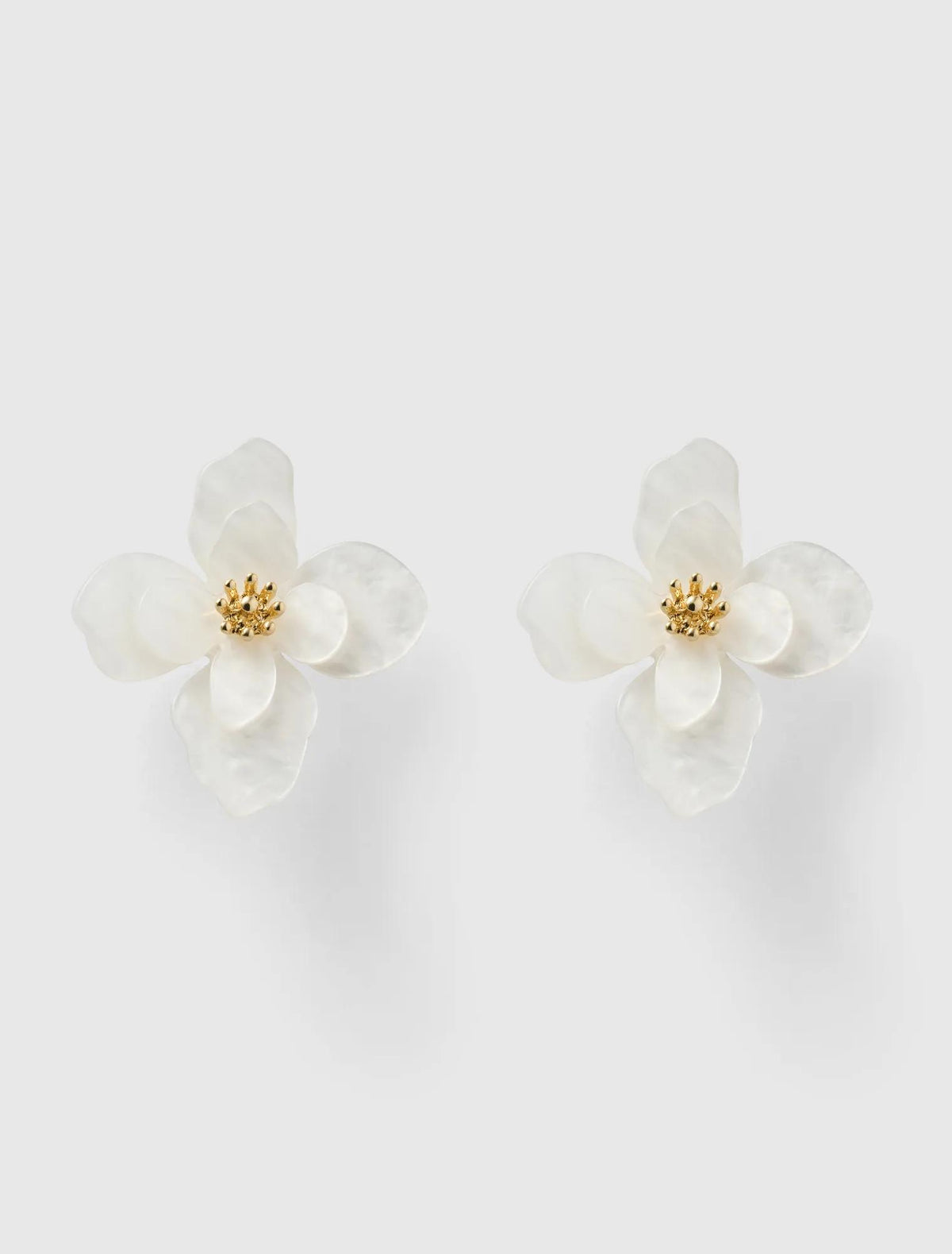 Anya Acrylic Flower Earring White_mannequin