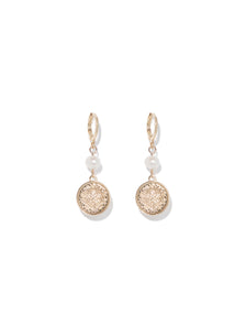 Amelia Coin Huggie Gold_mannequin