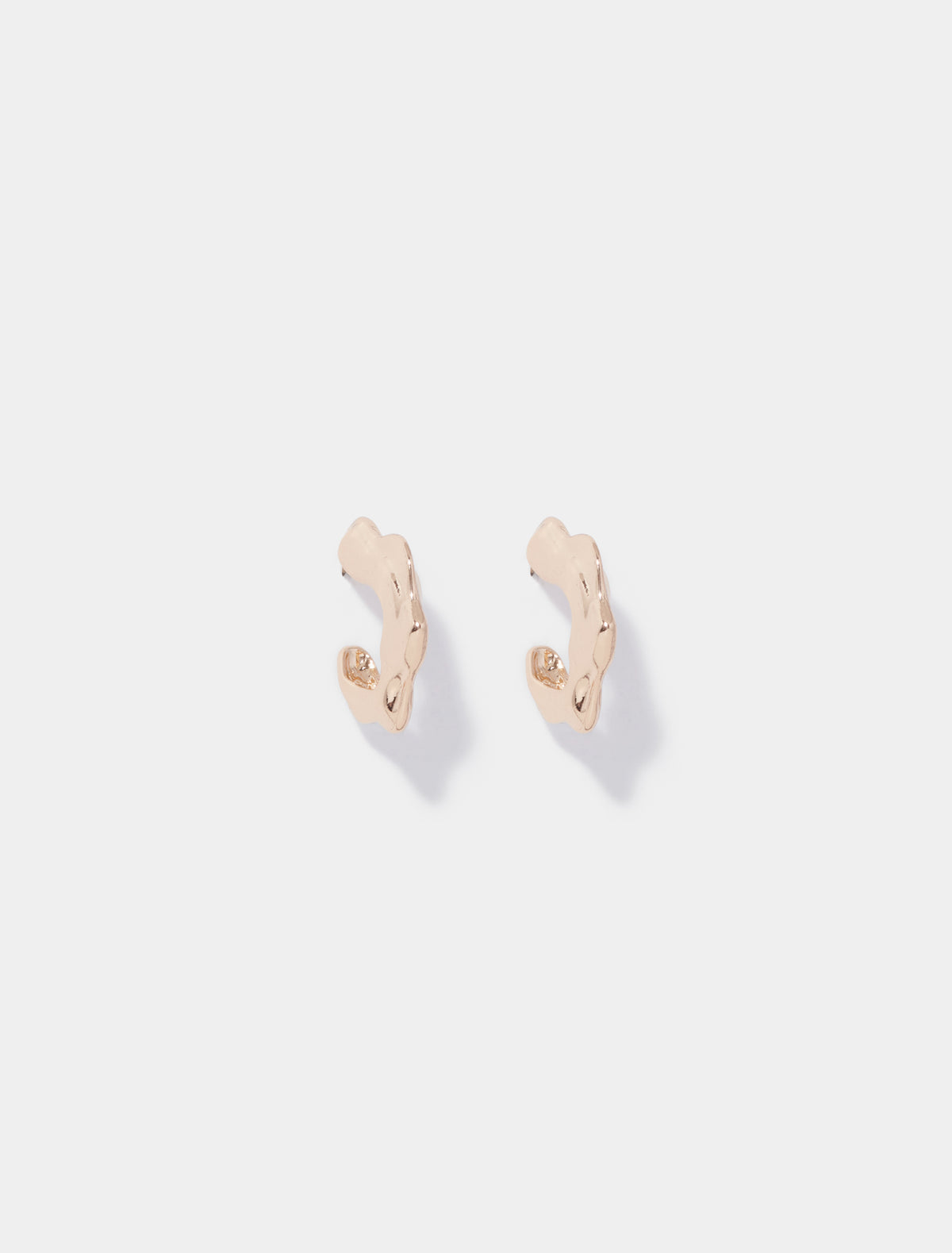 Signature Essy Wave Hoop Earrings Gold_mannequin