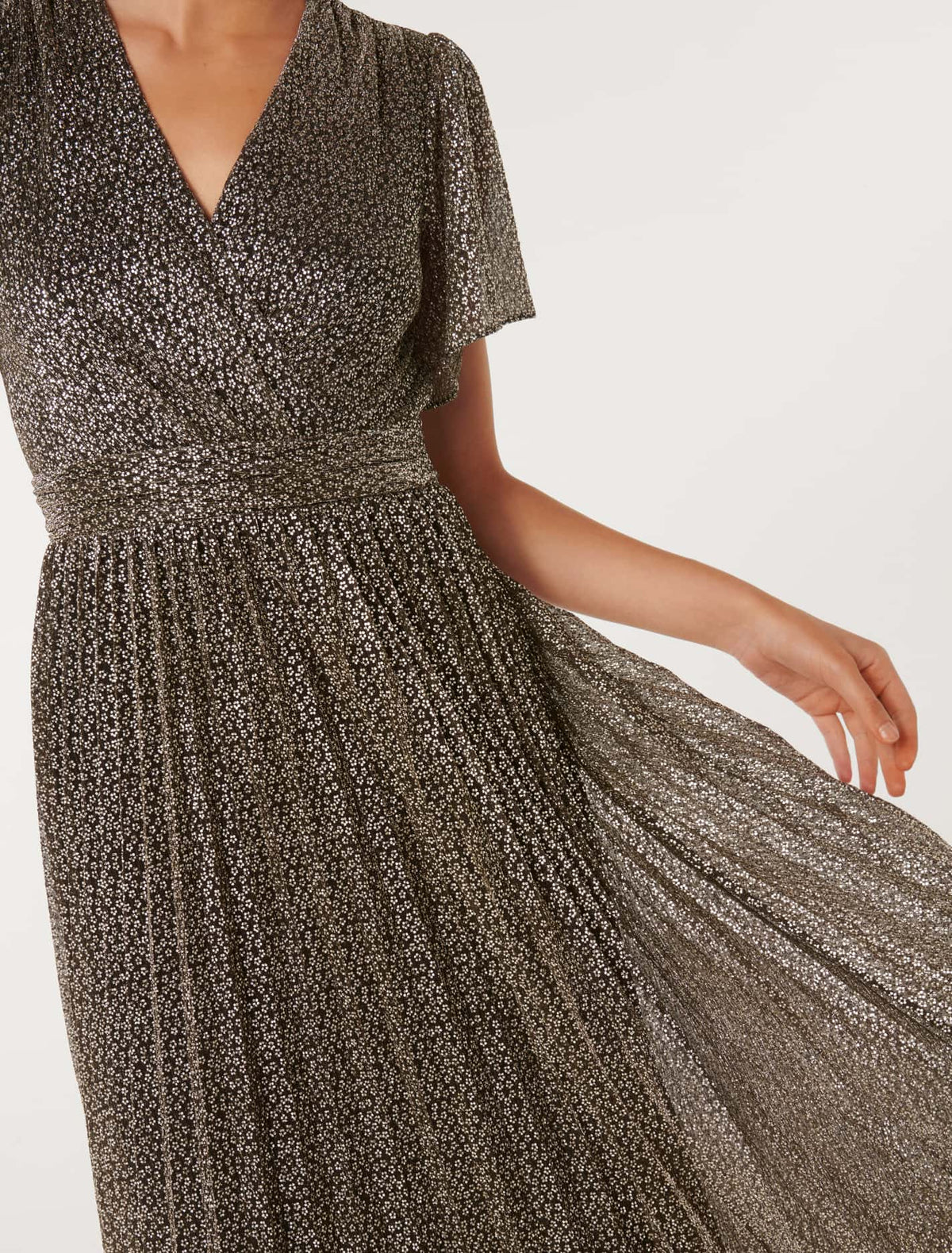 Short Sleeve Plisse Midi - Fabric booking Black & Gold