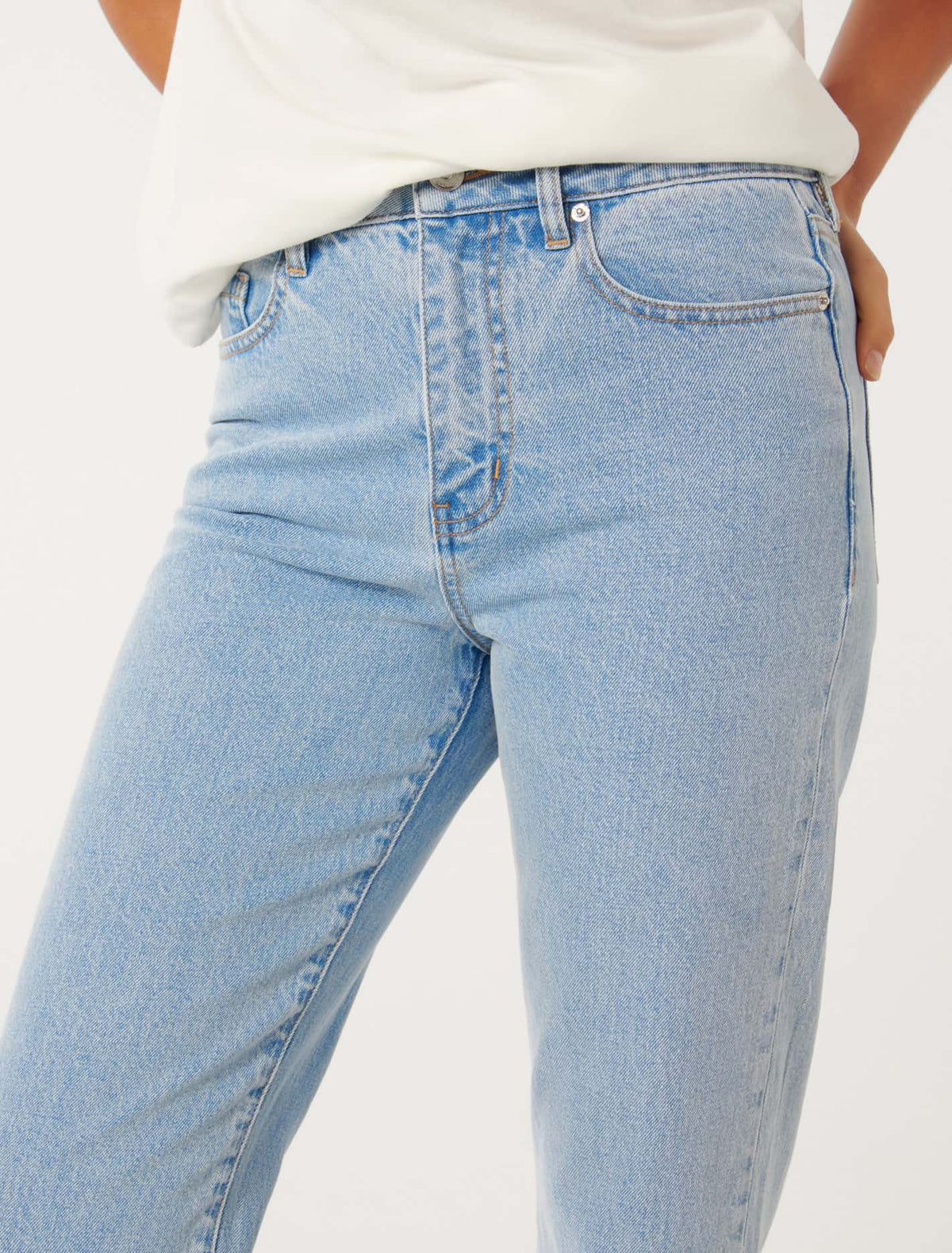 Alyssa Slim Straight Jean Light Wash