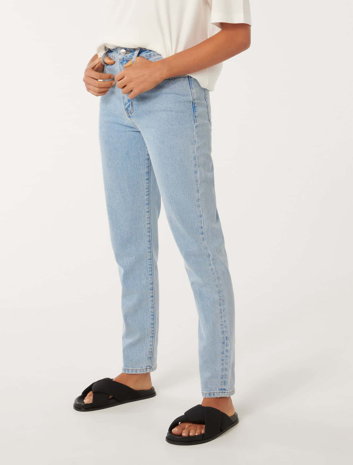 Alyssa Slim Straight Jean Light Wash