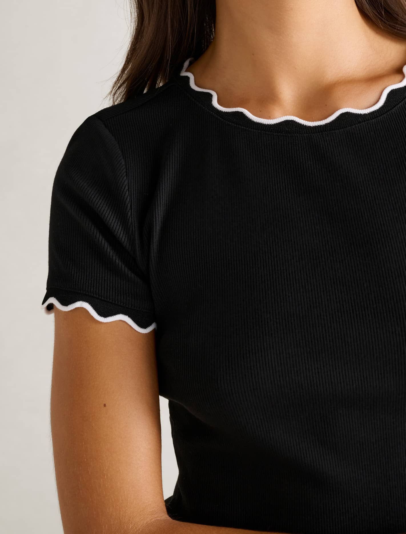 Rebecca Scallop Trim Top Black & Porcelain – Ever New