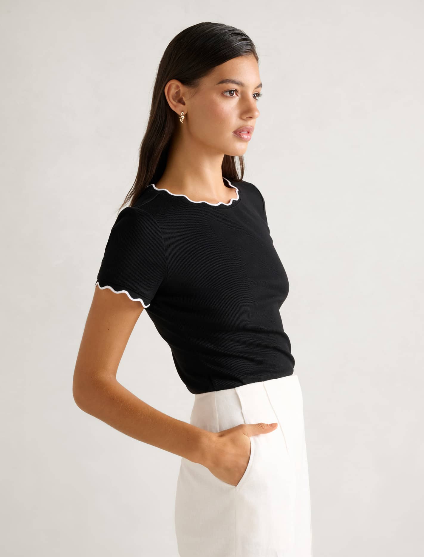 Rebecca Scallop Trim Top Black & Porcelain – Ever New